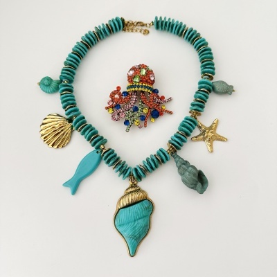 Colar com pendentes marinhos e broche colorido de polvo