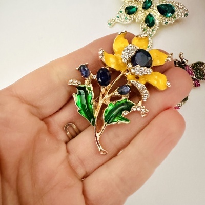 Broche flor amarelo com folhas verdes e pedras azuis e strass