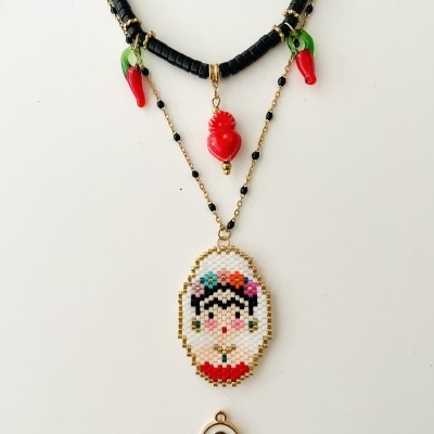 Colar artesanal preto com pingentes coloridos e medalha bordada.