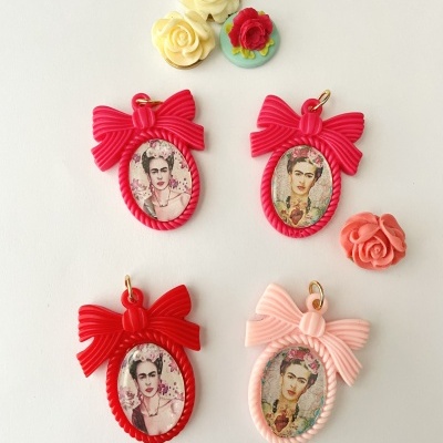 Pendentes com imagens de Frida Kahlo e flores decorativas em silicone