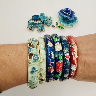 Pulseiras esmaltadas coloridas com broches de elefante e flor azul
