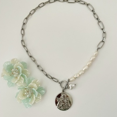 Colar prata com corrente e pérolas, pendente redondo, e brincos florais verdes e brancos