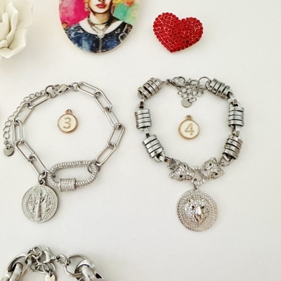 Dois colares prateados com pendentes e etiquetas numeradas 3 e 4.