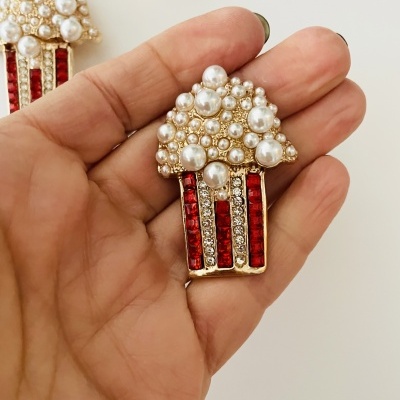 Brinco ou broche decorativo em forma de pacote de pipocas com pérolas e pedras vermelhas