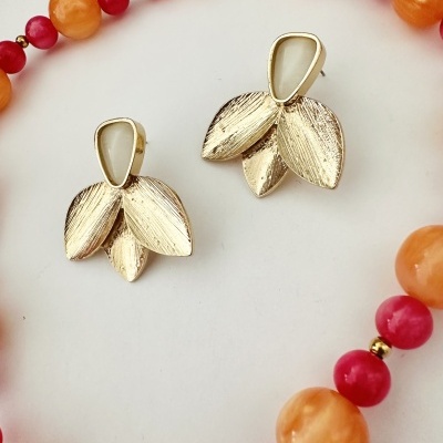 Colar de contas laranja e vermelho com brincos dourados de folhas e detalhe branco.