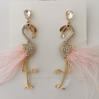 Brincos de flamingo com pedras brilhantes e penas cor-de-rosa