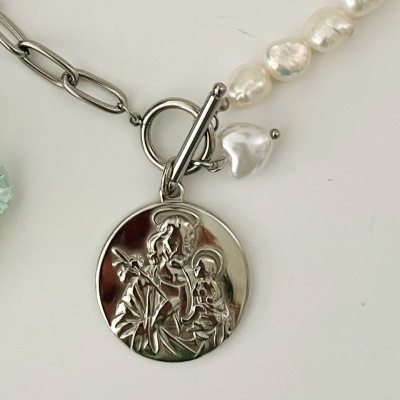 Colar com pérolas brancas e medalhão metálico prateado com relevo religioso