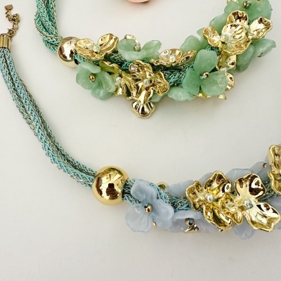 Colar azul claro com flores verdes e douradas