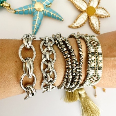 Pulseiras prateadas e colares com estrelas do mar coloridas