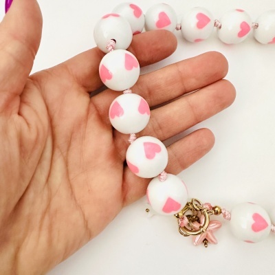 Colar branco com corações cor-de-rosa e fecho dourado com pendente em forma de estrela cor-de-rosa