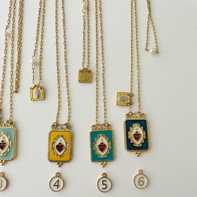 Colares dourados com pendentes coloridos e numerados de 3 a 6