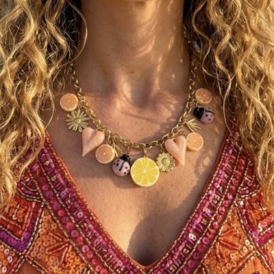 Colar feminino colorido com pendentes de frutas e flores