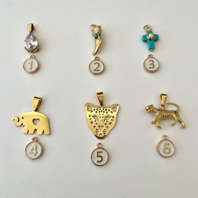 Seis pendentes dourados com pedras e formas de animais, numerados de 1 a 6