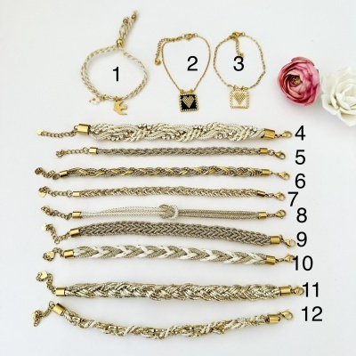 Doze pulseiras numeradas com diferentes padrões trançados em metal dourado e prateado, em fundo branco com flores decorativas.