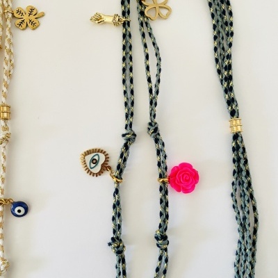 Colares com cordões trançados azuis e beges, pendentes de olhos e flores