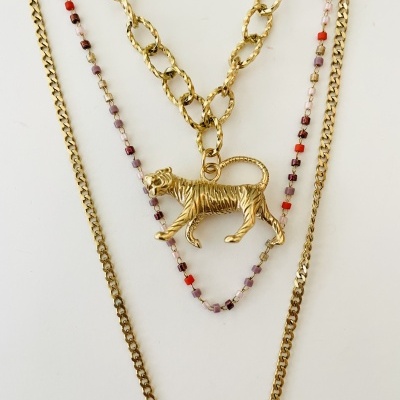 Colar de três camadas dourado com pendente de tigre e contas coloridas