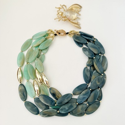 colar colorido com contas ovais verde e azul e broche dourado em forma de abelha