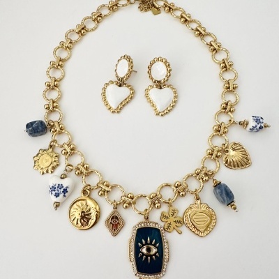 Conjunto colar dourado com pendentes variados e brincos dourados com gemas brancas