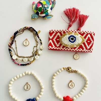 Acessórios coloridos e pulseiras com contas sobre fundo branco