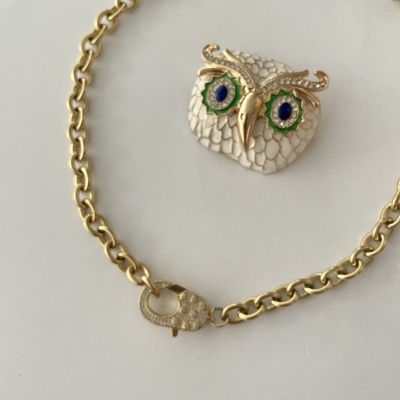 Colar dourado com pendente de coruja colorida