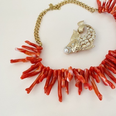 Colar com pendentes de coral vermelho e broche peixe dourado com pérolas