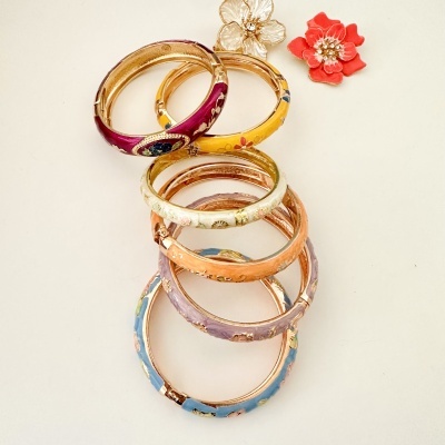 Seis pulseiras esmaltadas coloridas com decoração floral em relevo