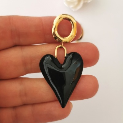 Brinco dourado com pendente preto em forma de coração
