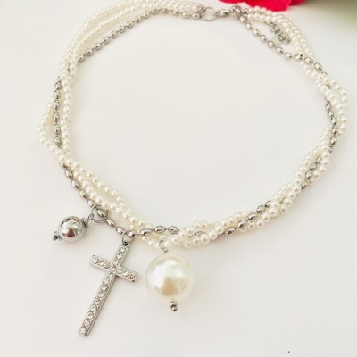 Colar com contas pérola e metálicas prateadas com pendentes, em fundo branco com flor cor-de-rosa