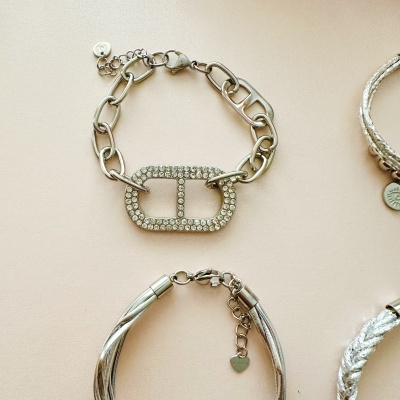 Pulseira prateada com elos de corrente e peça central oval com cristais