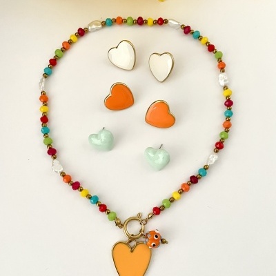 Colar colorido com pendente de coração laranja e três pares de brincos em forma de coração nas cores branca, laranja e verde-água