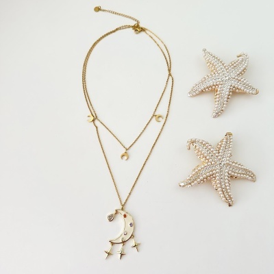 Colar dourado com pingente de lua e brincos estrela-do-mar com pérolas
