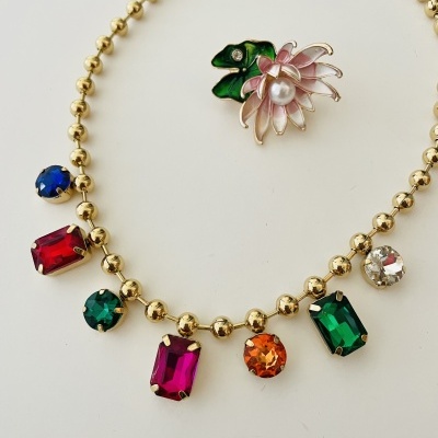 Colar dourado com pedras coloridas e broche flor rosa com pérola