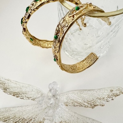 Braceletes dourados com pedras verdes e copo transparente com padrão, com decoração de libélula brilhante