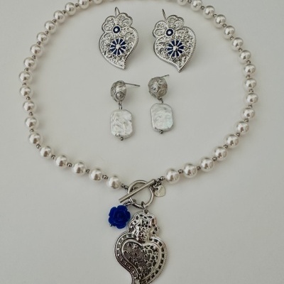 Colar de pérolas com pendente coração e brincos prateados com azul e branco