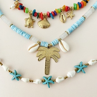 Colares com pendentes e contas de cores variadas em fundo claro