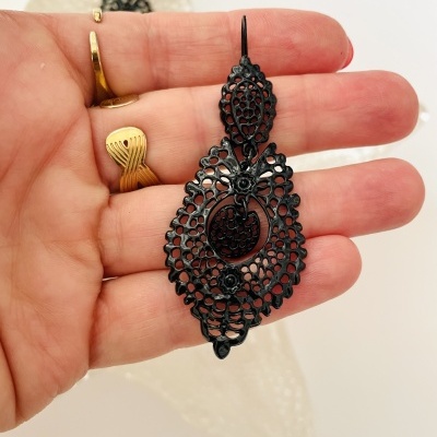 Brinco pendente preto com design rendado detalhado