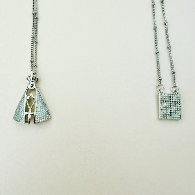 Dois colares prateados com pendentes em formas geométricas e texturizadas