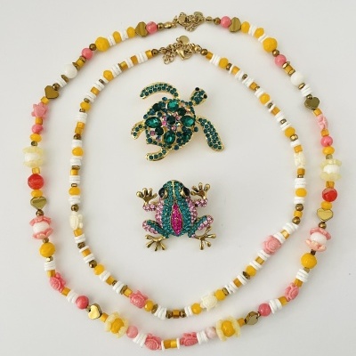 Colares coloridos com presilhas de tartaruga e rã decoradas com pedrarias