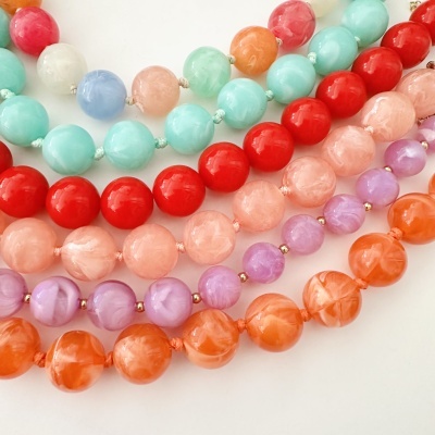 Contas de colares ou pulseiras coloridas e brilhantes alinhadas