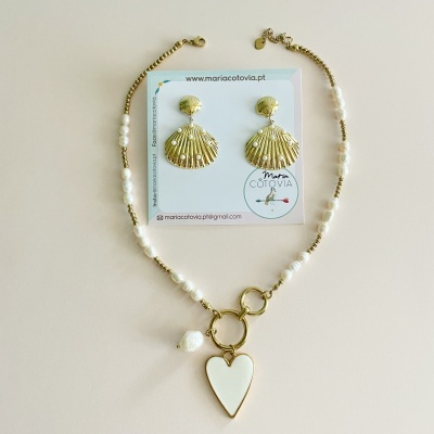 Conjunto de colar e brincos dourados e brancos com pendente em forma de coração e conchas