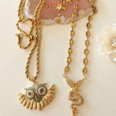 Colares dourados com pendentes de coruja e dragão