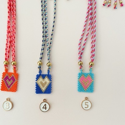 Colares coloridos de contas com padrão de coração em pendentes retangulares e cordas trançadas
