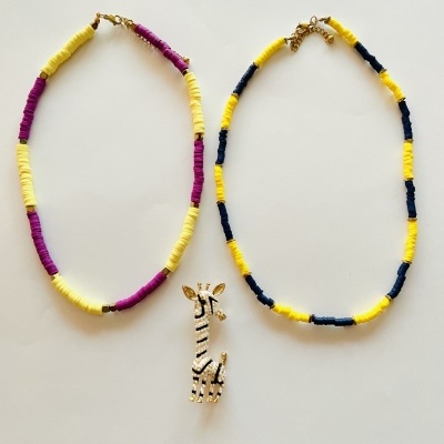 Colares de contas amarelas com roxas e amarelas com azuis, com pendente de girafa