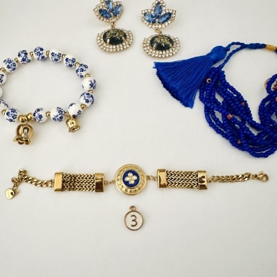 Conjunto de bijuteria com brincos e pulseiras azul, branco e dourado