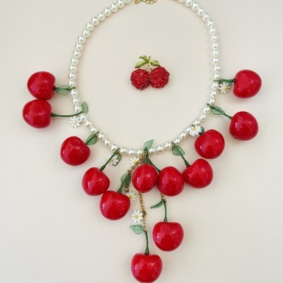 Colar de pérolas com pendentes de cereja vermelha e brinco combinando