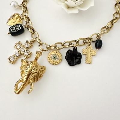 Pulseira dourada com vários pendentes decorativos