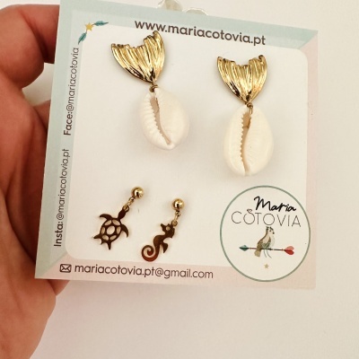 Brincos com conchas naturais e outros com desenhos dourados em cartão branco Maria Cotovia