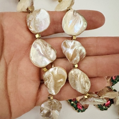 Colar de pérolas barrocas creme com contas douradas na mão