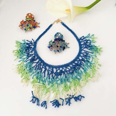 Colar colorido com missangas e acessórios em forma de polvo.