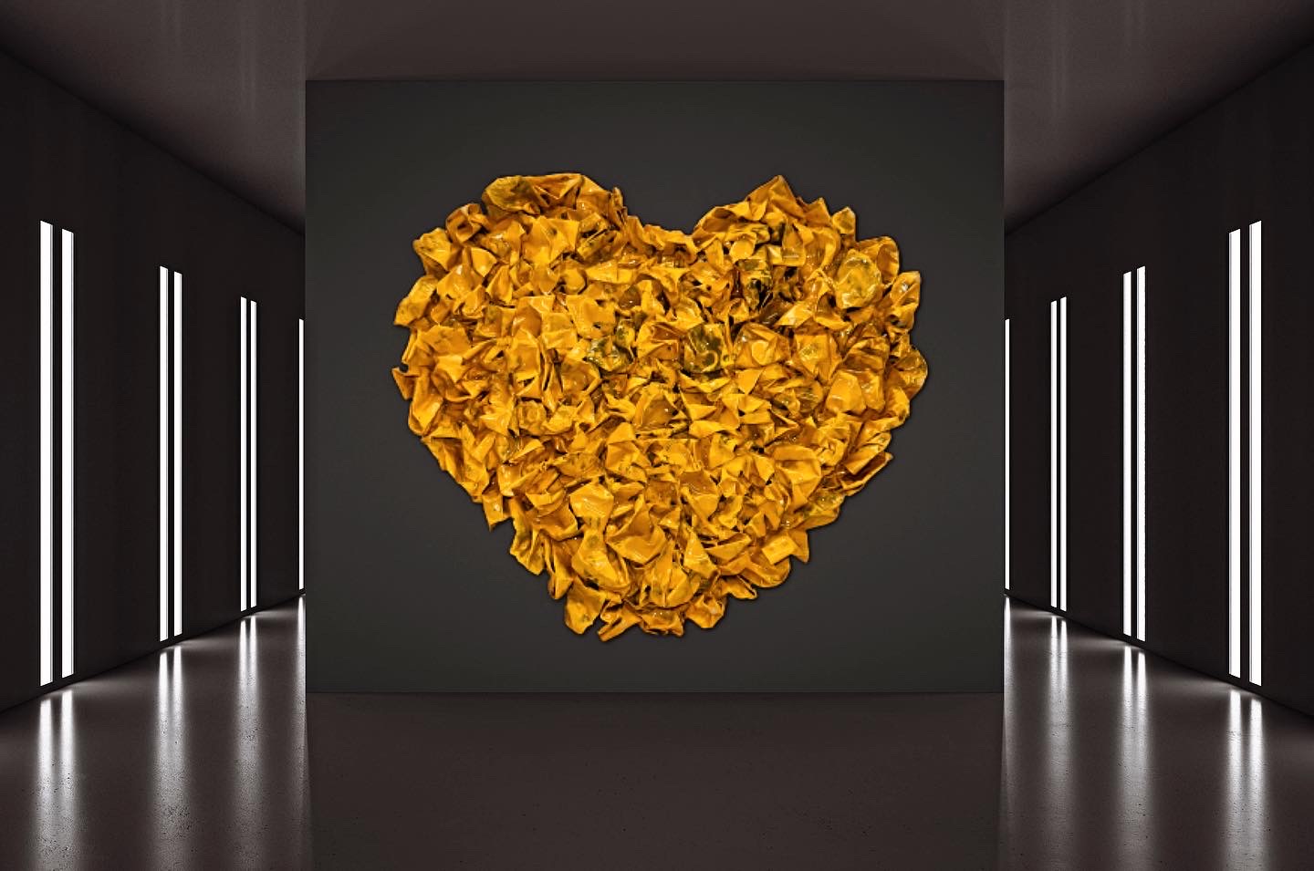 Obra de arte em forma de coração com pétalas douradas num fundo cinzento escuro numa sala escura com luzes verticais.
